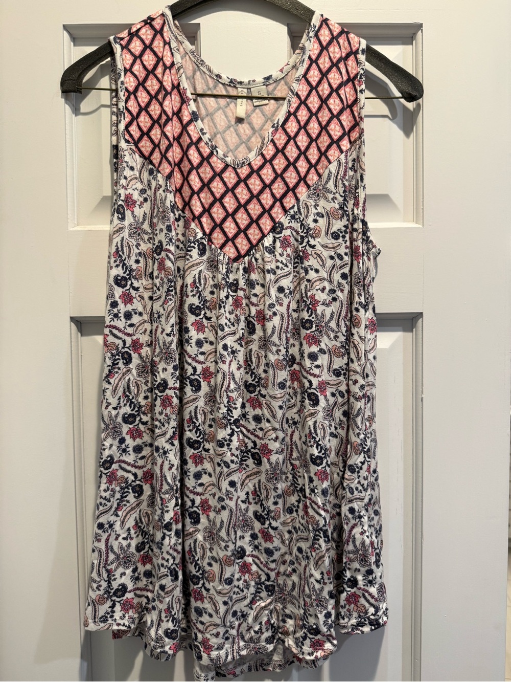 Sleeveless V-Neck Floral Print Tunic Top in White and Pink, Size Small
